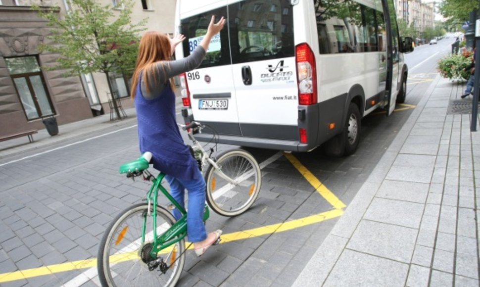 Ekologiški autobusai dviratininkams – ne draugai.