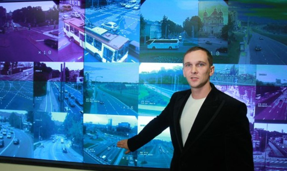 Vilniaus sankryžos nuolat stebimos – jas A.Mažūnos vadovaujami specialistai mato dideliame ekrane.