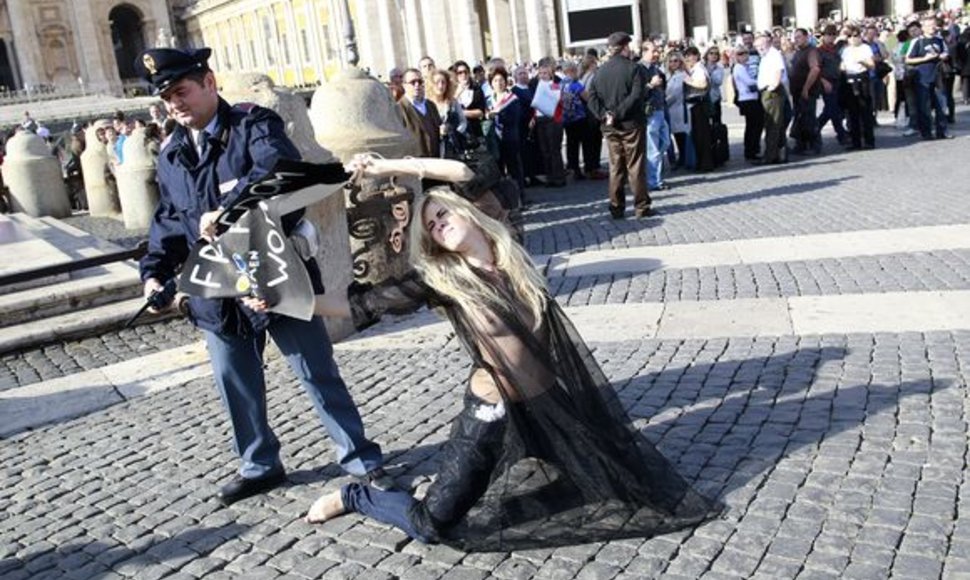 Ukrainos feministės ketino pasirodyti popiežiui.