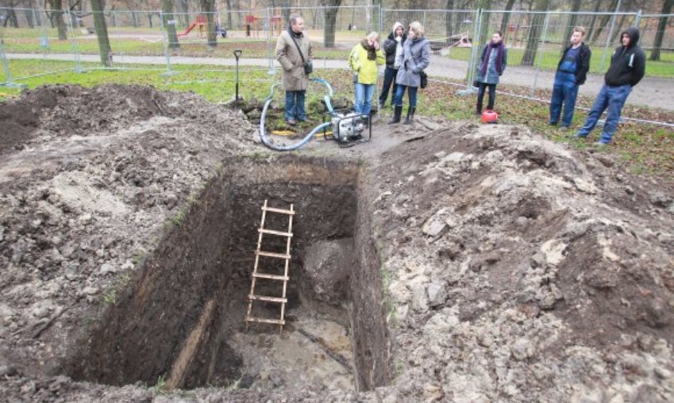 Archeologai Sereikiškių parke rausia gilias duobes.