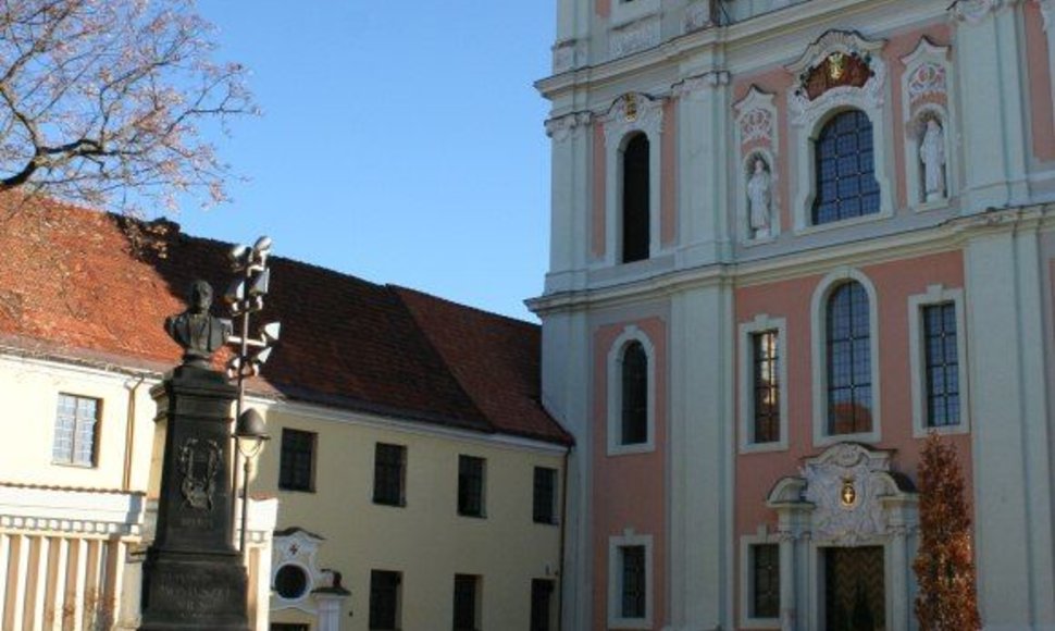„Kotrynos vyninė“ įsikūrusi prie Šv.Kotrynos bažnyčios prisiglaudusiame pastate.