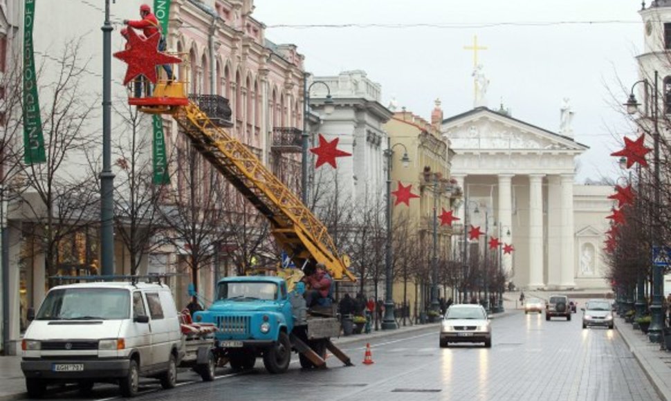 Kalėdinės dekoracijos pirmiausia kabinamos centrinėje Vilniaus gatvėje.