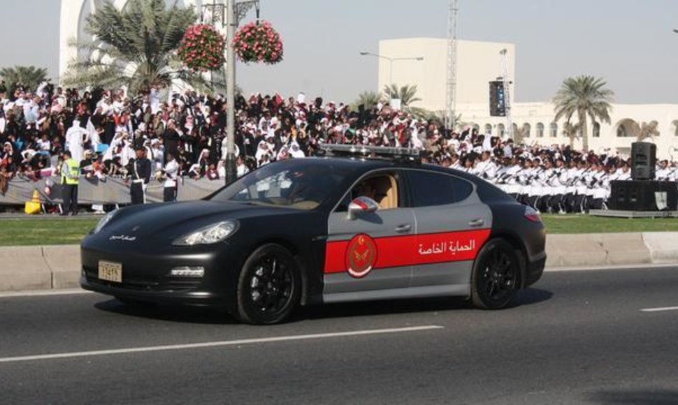 Policininkai ir ugniagesiai parade su „Porsche Panamera“ ir „Cayenne“