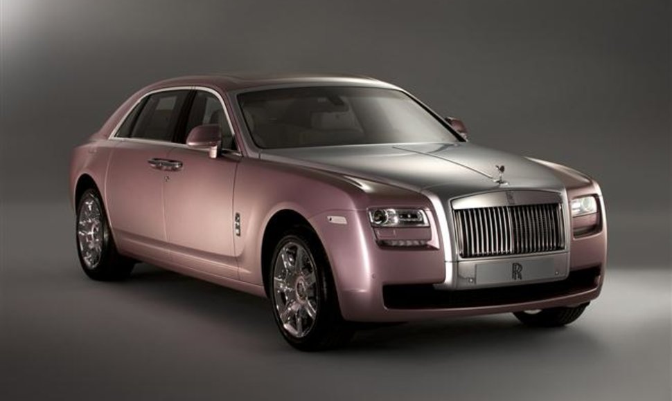 Rožinis „Rolls Royce Ghost“