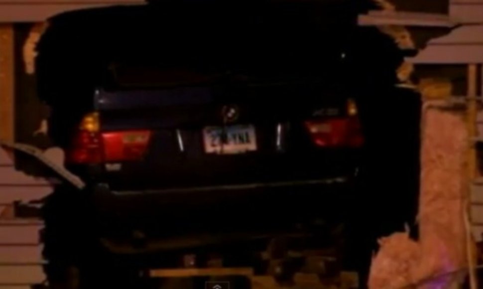 Policijos persekiojamas BMW X5 sustojo tik miegamajame