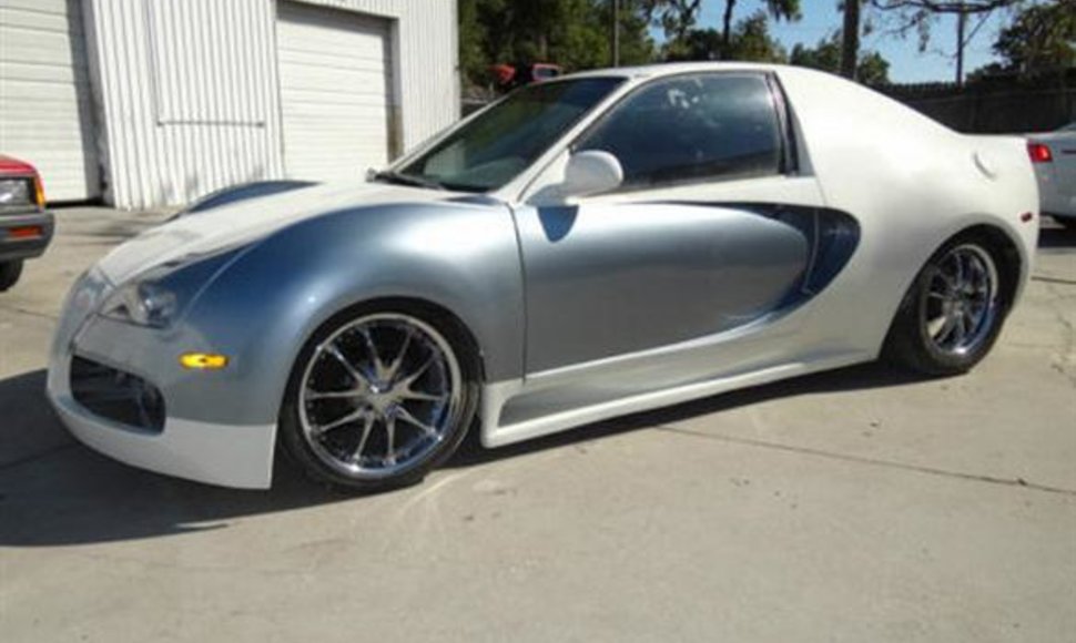 „Honda Civic“ pavirtęs prasta „Bugatti Veyron“ kopija