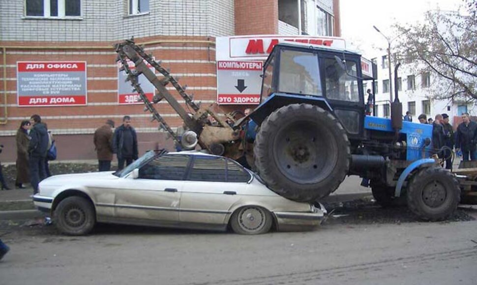Traktoriaus apgadinti automobiliai
