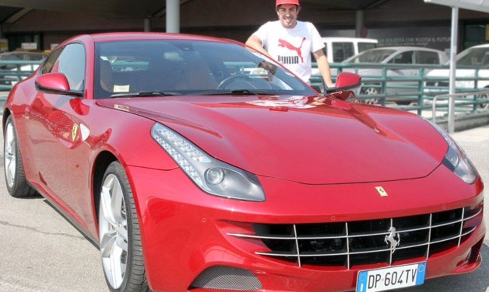 Fernando Alonso prie savo dovanos - „Ferrari FF“