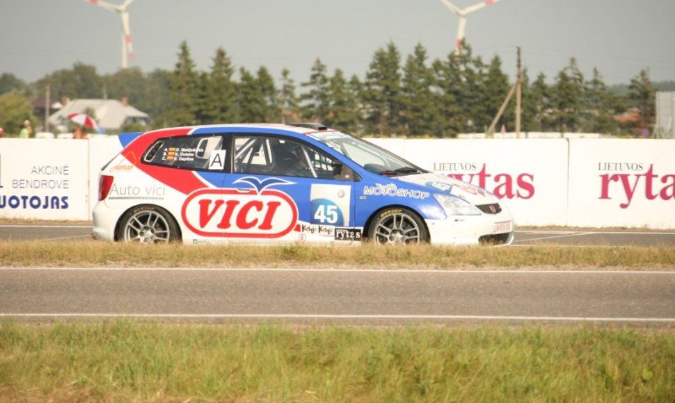 Egidijus Dapšas lenktyniu trasoje su „Honda Civic Type-R"
