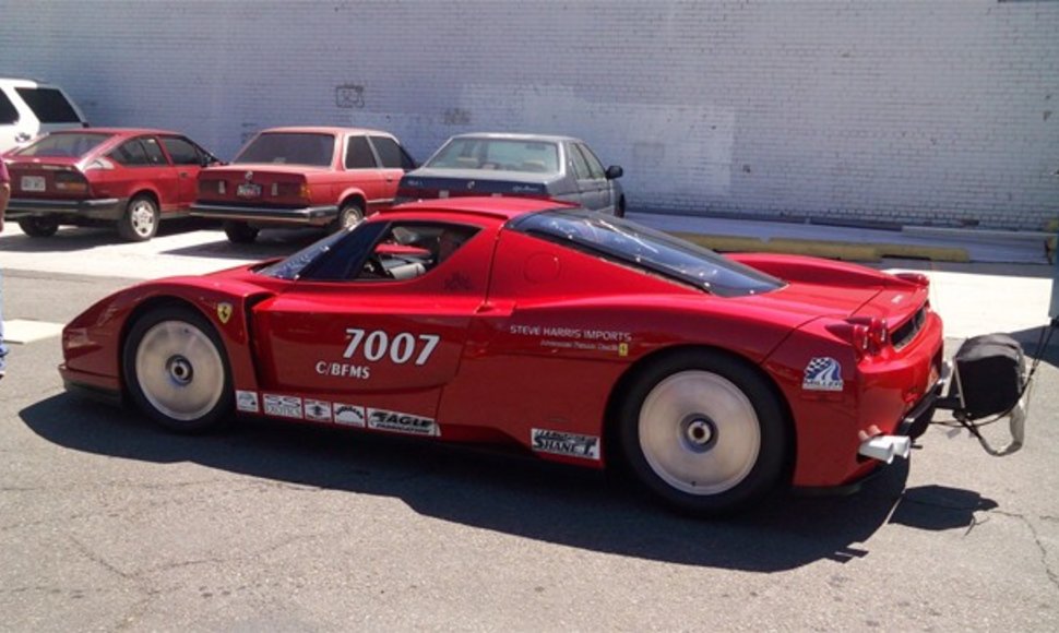 „Ferrari Enzo" prikeltas lenktynėms dykumoje