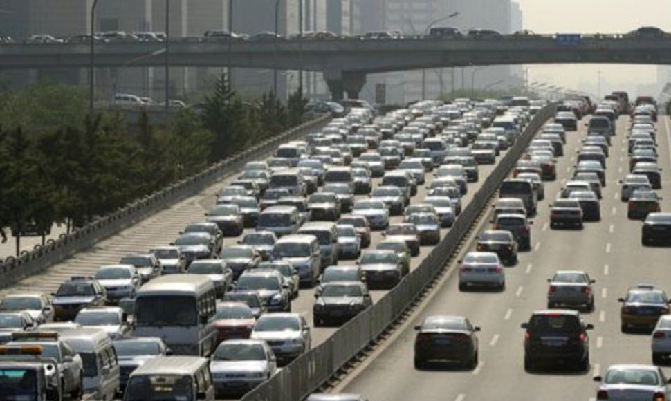 Kinijoje nusidriekė beveik 100 km transporto kamštis