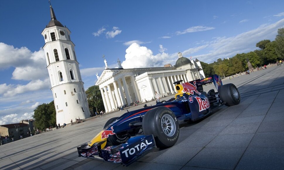 &bdquo;Red Bull Racing&ldquo; Formulės 1 bolidas Katedros aik&scaron;tėje