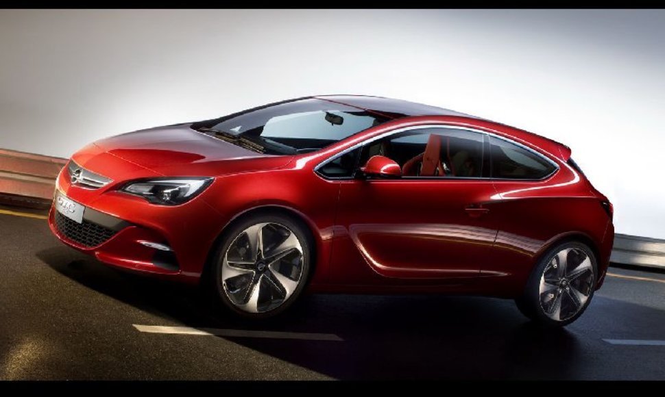 „Opel Astra GTC“ eina į kartų hečbekų mūšį