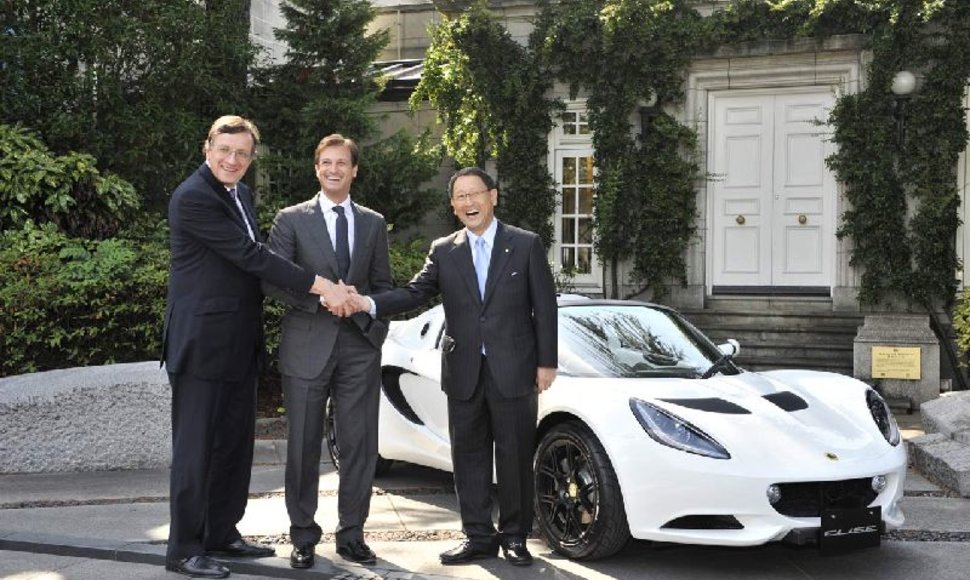„Lotus“ padovanojo automobilį „Toyota“ vadovui