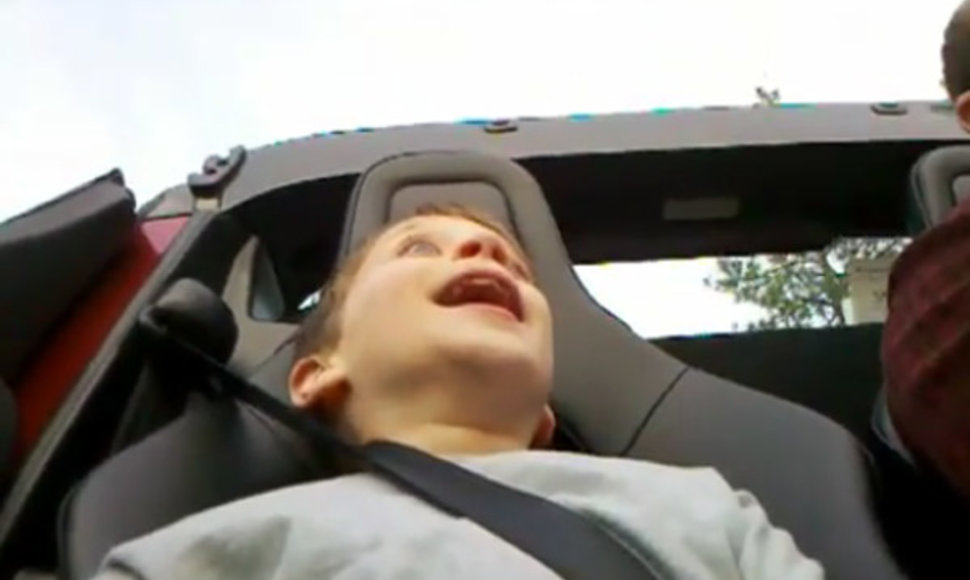 „Tesla Roadster 2.5“ akseleleracija šokiravo berniuką