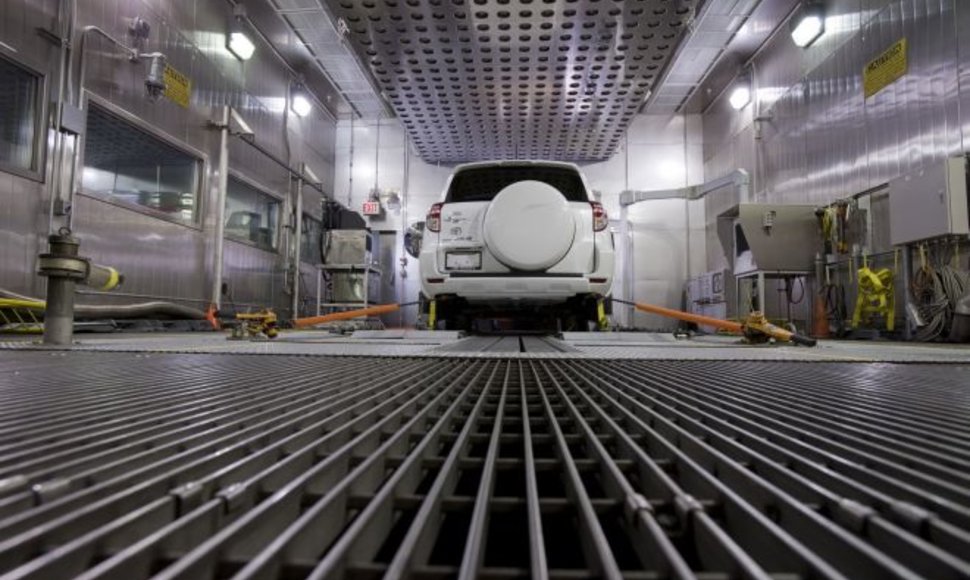„Toyota RAV-4“ elektromobilis su „Tesla“ inžinerija