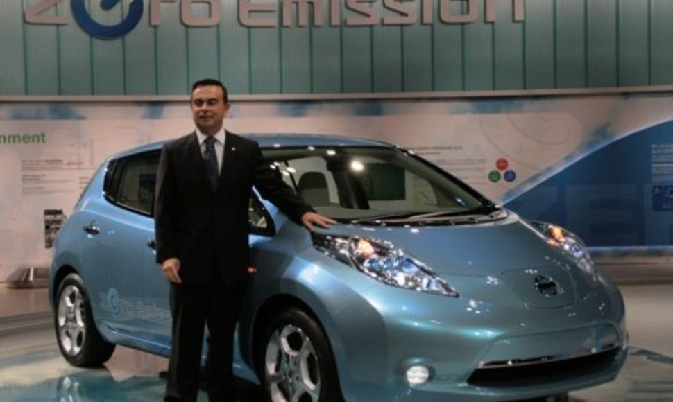 Carlosas Ghosnas prie „Nissan Leaf“