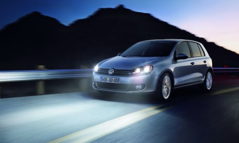 „Volkswagen Golf“ su LED priekiniais žibintais