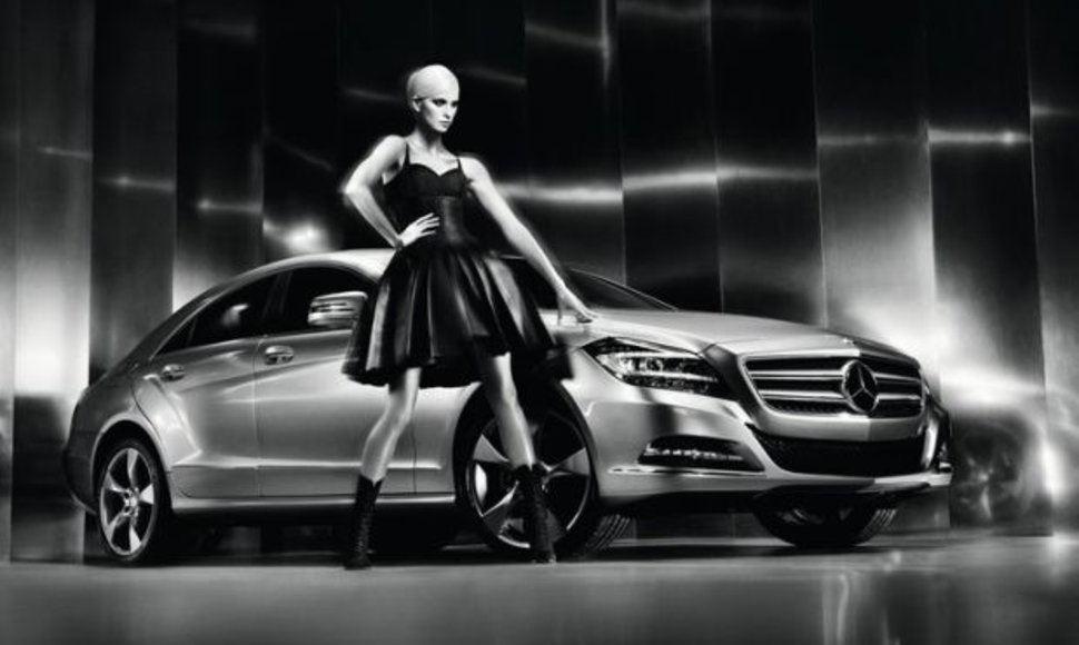 Karolina Kurkova ir „Mercedes-Benz CLS“