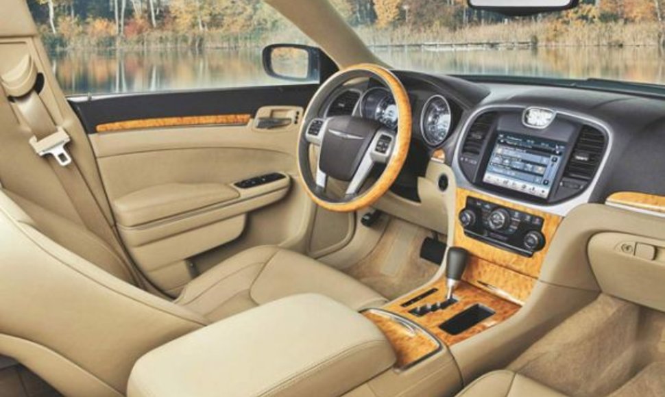 Naujos kartos „Chrysler 300C“ interjeras