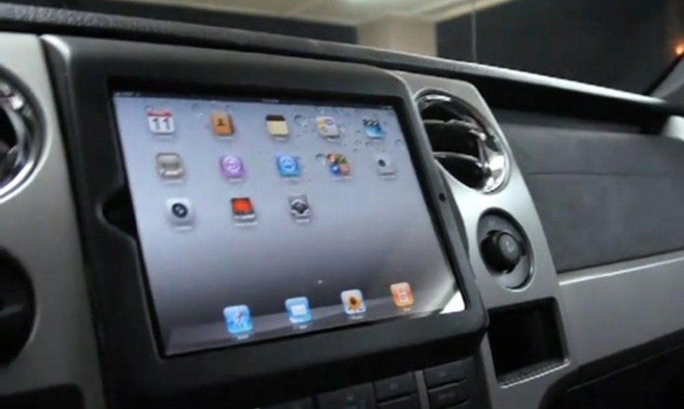 „Apple iPad“ automobilio centrinėje konsolėje