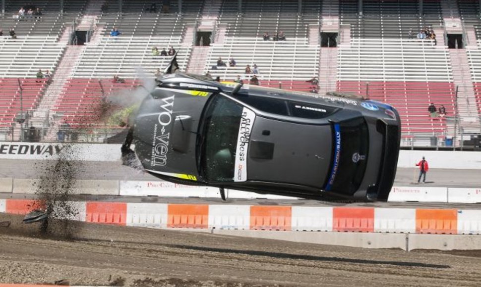 Rali-kroso lenktynėse – įspūdingas „Subaru“ šuolis