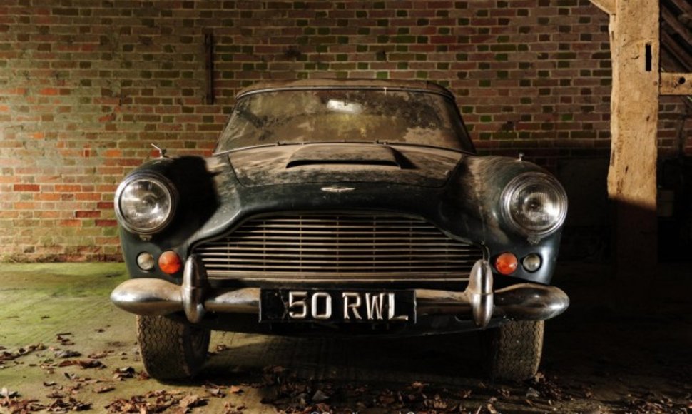 Daržinėje atrastas apleistas „Aston Martin DB4 Convertible“