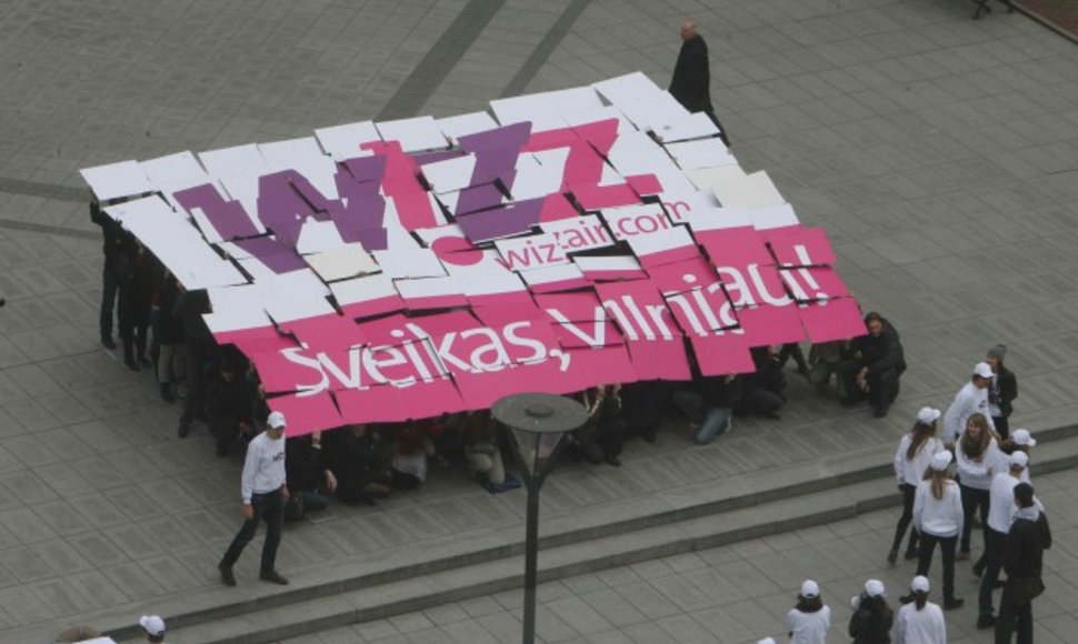 „Wizz Air“ reklaminė akcija V.Kudirkos aikštėje Vilniuje