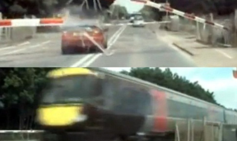 Nuo policijos bėgantis vairuotojas vos išvengė susidūrimo su 120 tonų traukiniu