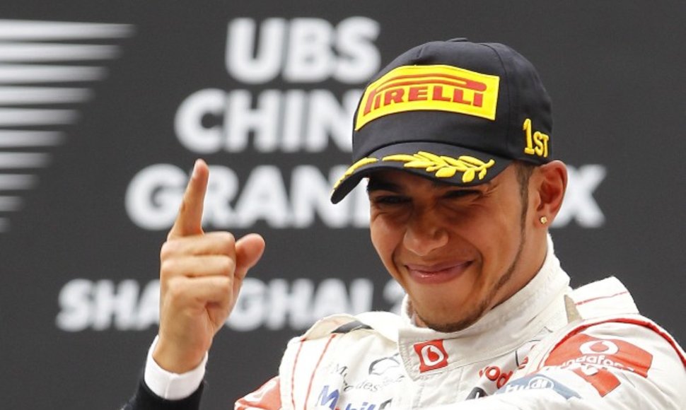 Kinijos GP lenktynių nugalėtojas Lewisas Hamiltonas