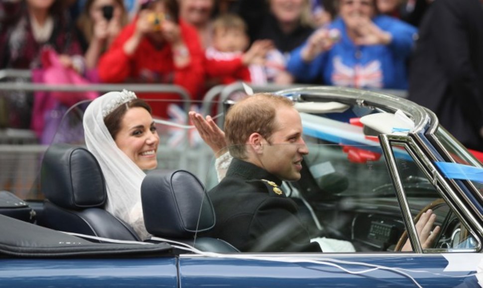 Princas Williamas ir jo išrinktoji Kate Middleton vestuves paliko „Aston Martin DB6 Volante“ automobiliu