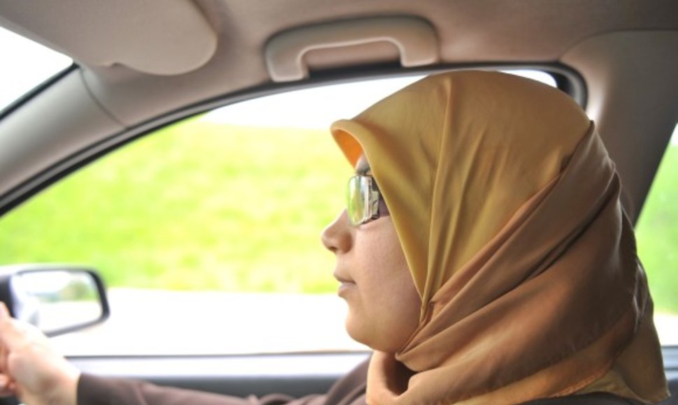 Sėsti prie vairo Saudo Arabijoje moterys gali tik privačiuose keliuose tarp gyvenamųjų rajonų