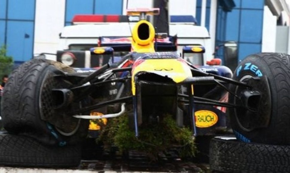 „Red Bull RB7“ bolidas po avarijos