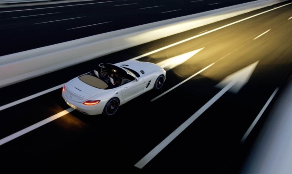 „Mercedes-Benz SLS AMG Roadster“ – tobulų formų galia