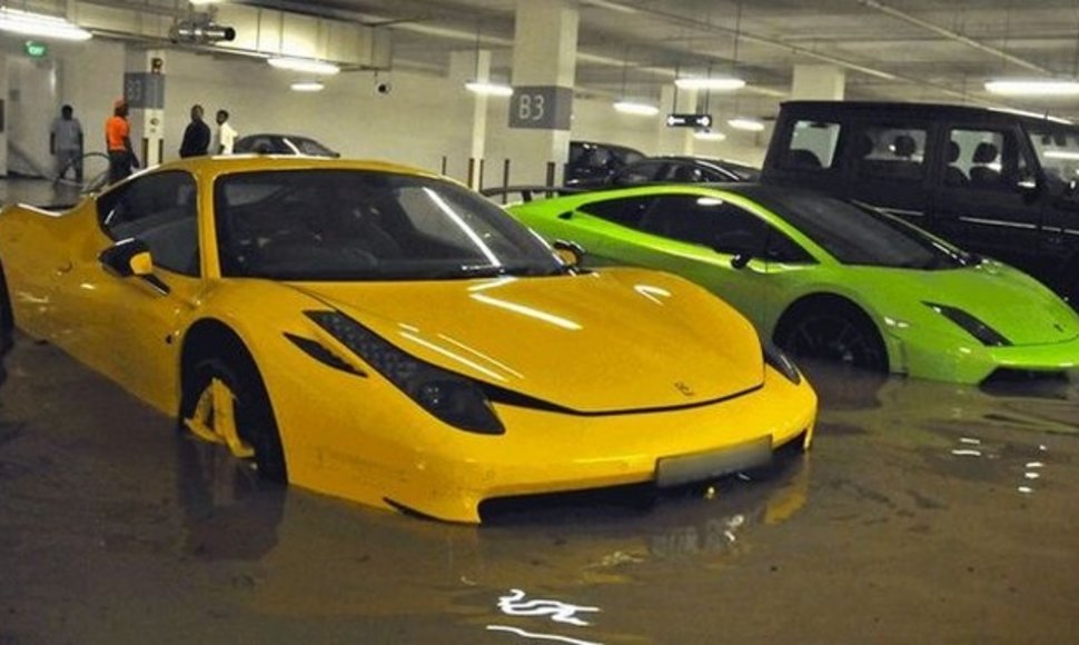 Potvynio metu užlieti egzotiški automobiliai