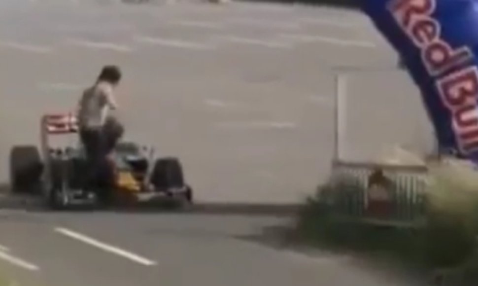 S.Buemi F-1 bolidu partrenkė žiūrovą