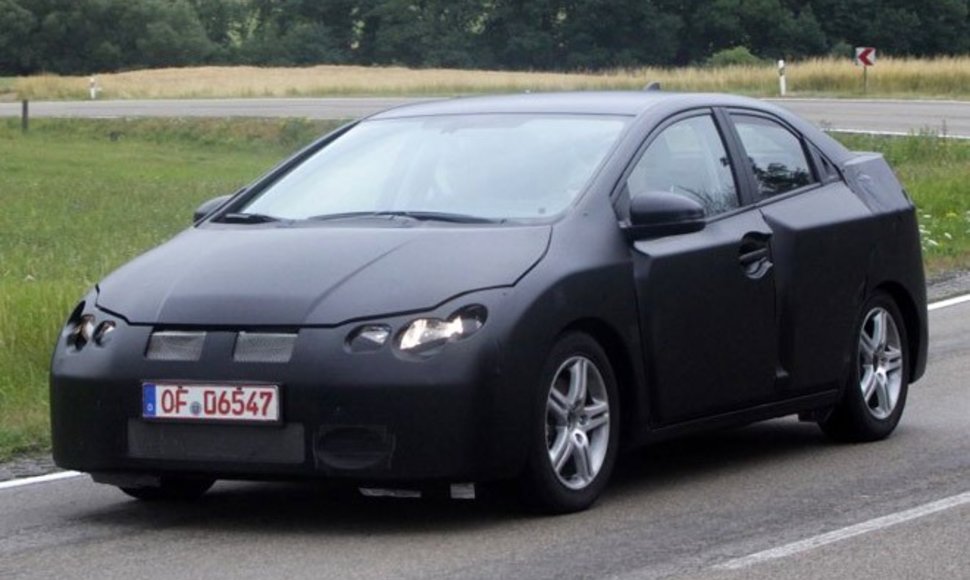 Po maskuotėmis slepiasi naujas „Honda Civic“ 