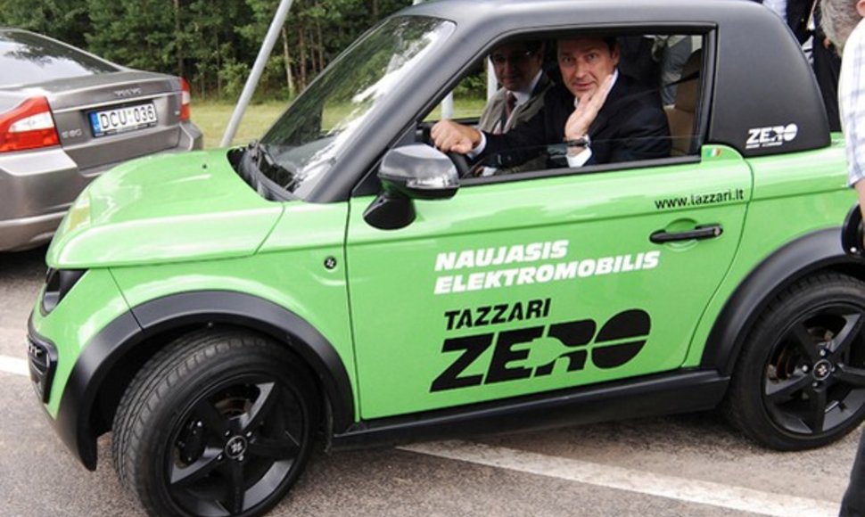 Artūras Zuokas išbandė „Tazzari“ elektromobilį