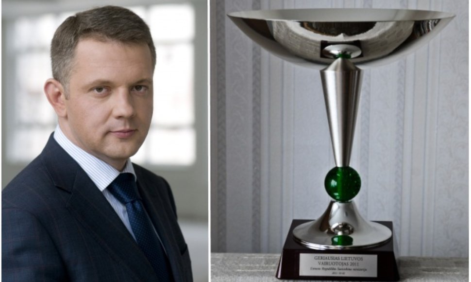 Susisiekimo ministras Eligijus Masiulis ir ministerijos įsteigta konkurso nugalėtojo taurė