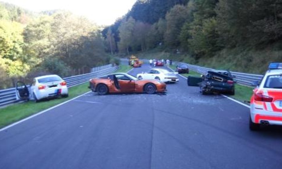 Nuomotu „Corvette“ sukelta avarija Niurburgringe