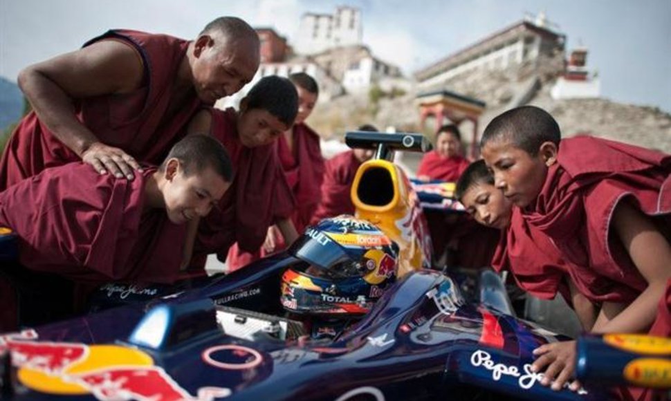 „Red Bull Racing“ F-1 bolidu išbandė aukščiausią kelią pasaulyje