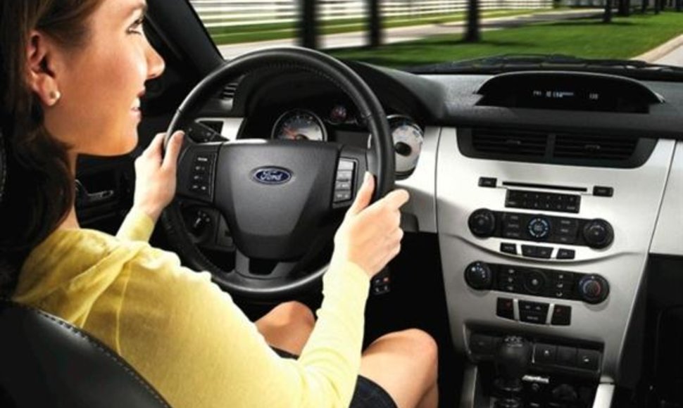 „Ford“ tobulina tarpusavyje bendraujančių automobilių sistemas
