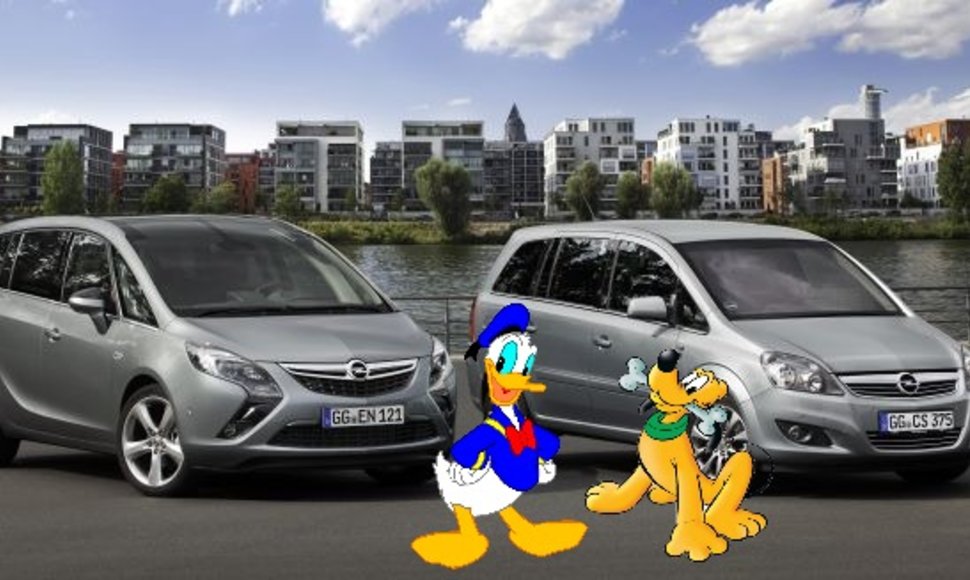 Ančiukas Donaldas ir šuniukas Plutas prie „Opel“ automobilių