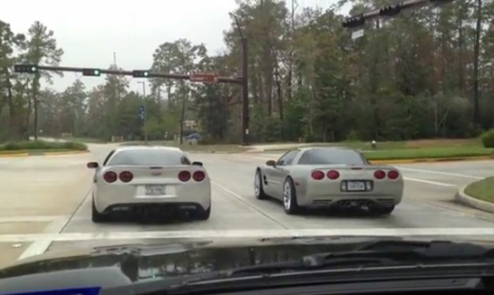 Du „Chevrolet Corvette“ lenktyniauja