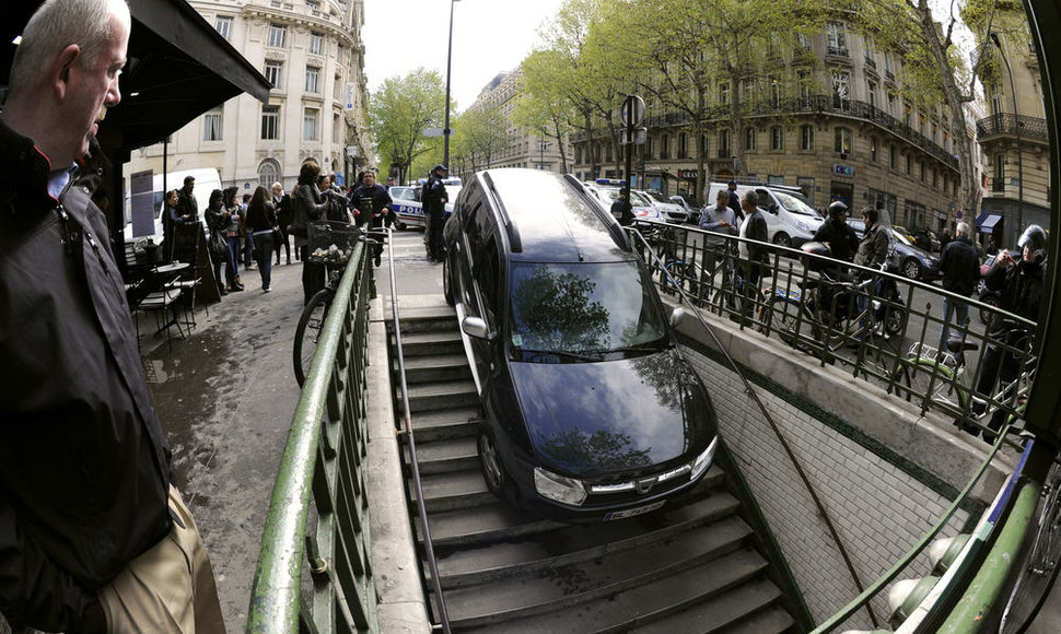 „Dacia Duster“ Paryžiaus metro stotelėje