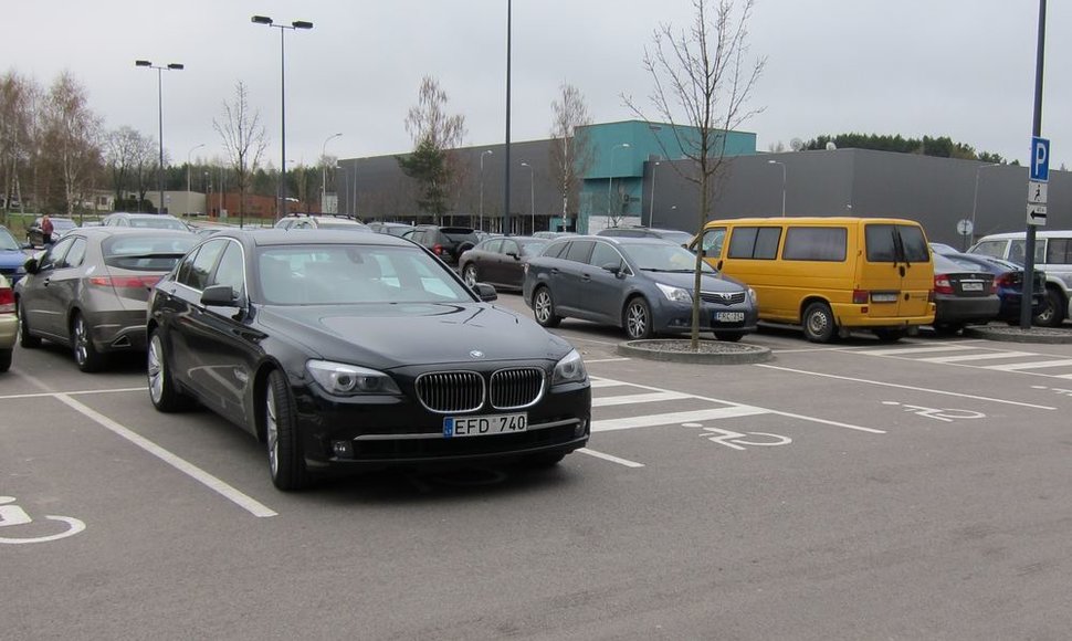 Tomo Kučinsko vairuojamas BMW neįgaliesiems skirtoje vietoje