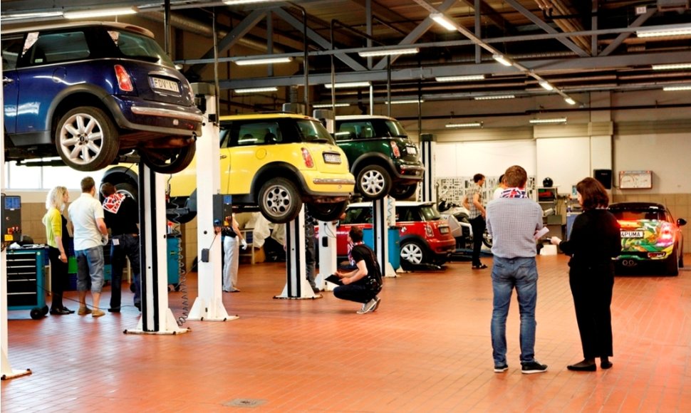 MINI vairuotojai išbandė jėgas MINI automobilių servise