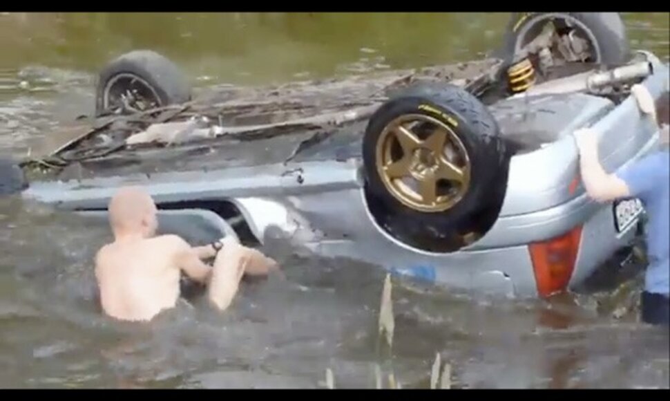 Lenktynininkai įstrigo automobilio viduje