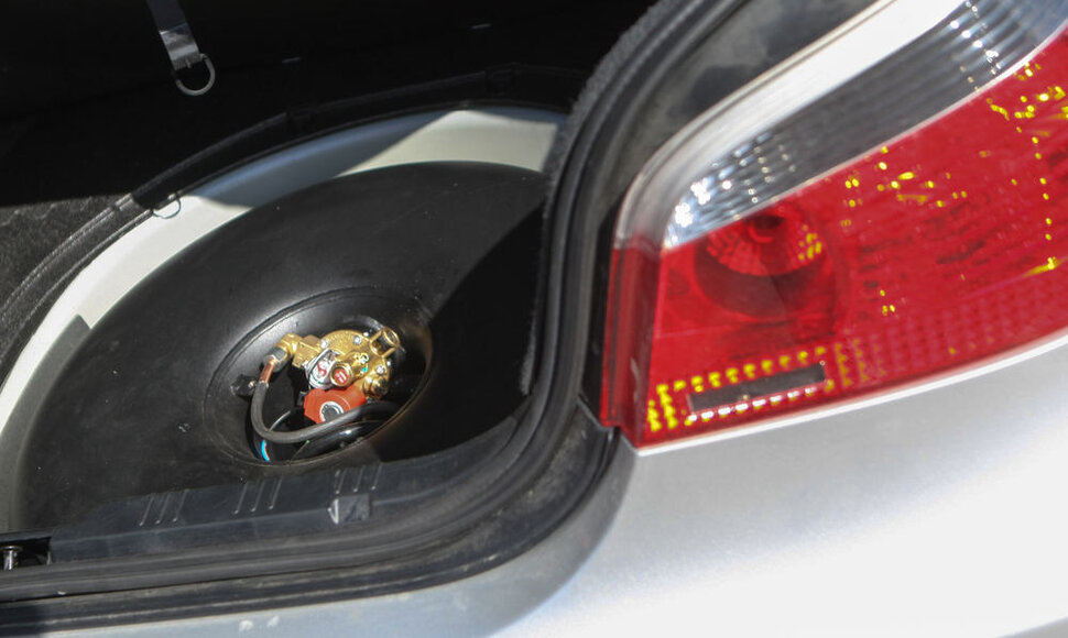 Dujų balionas sumontuotas 5 serijos BMW atsarginio rato vietoje