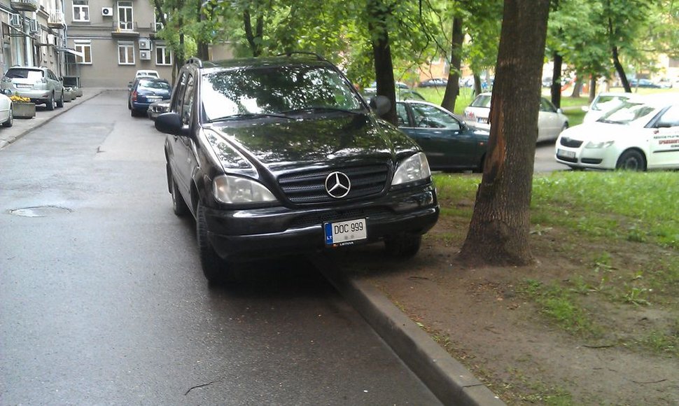 „Mercedes-Benz ML“ Vilniuje, Jasinskio g. 17-ojo namo kieme